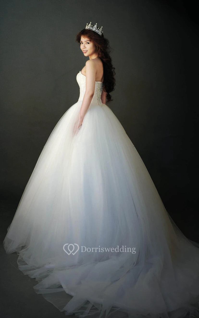 Robe trapèze en tulle à décolleté cœur, corsage en dentelle et dos lacé. view 3