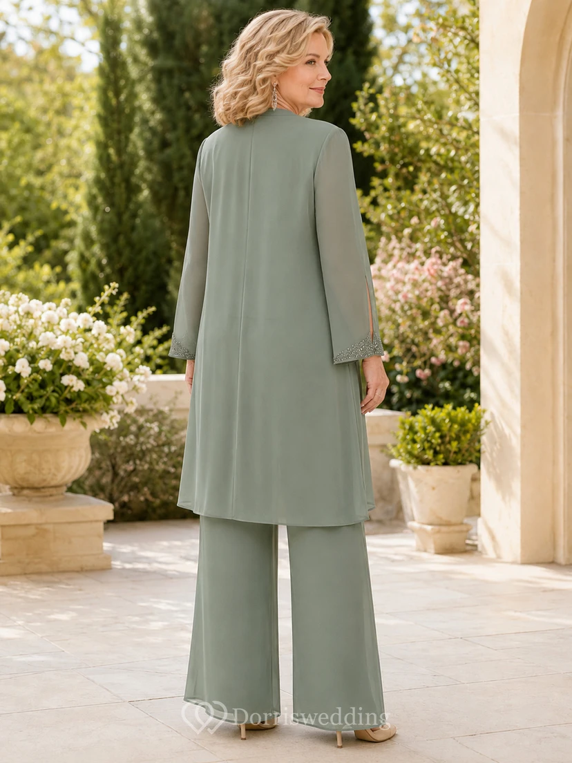 Salbeigrüner, figurschmeichelnder, dezenter Hosenanzug mit weitem Bein, geraffter V-Ausschnitt-Jacke mit langen Ärmeln und bodenlanger Hose – perfekt für die Mutter der Braut. view 2