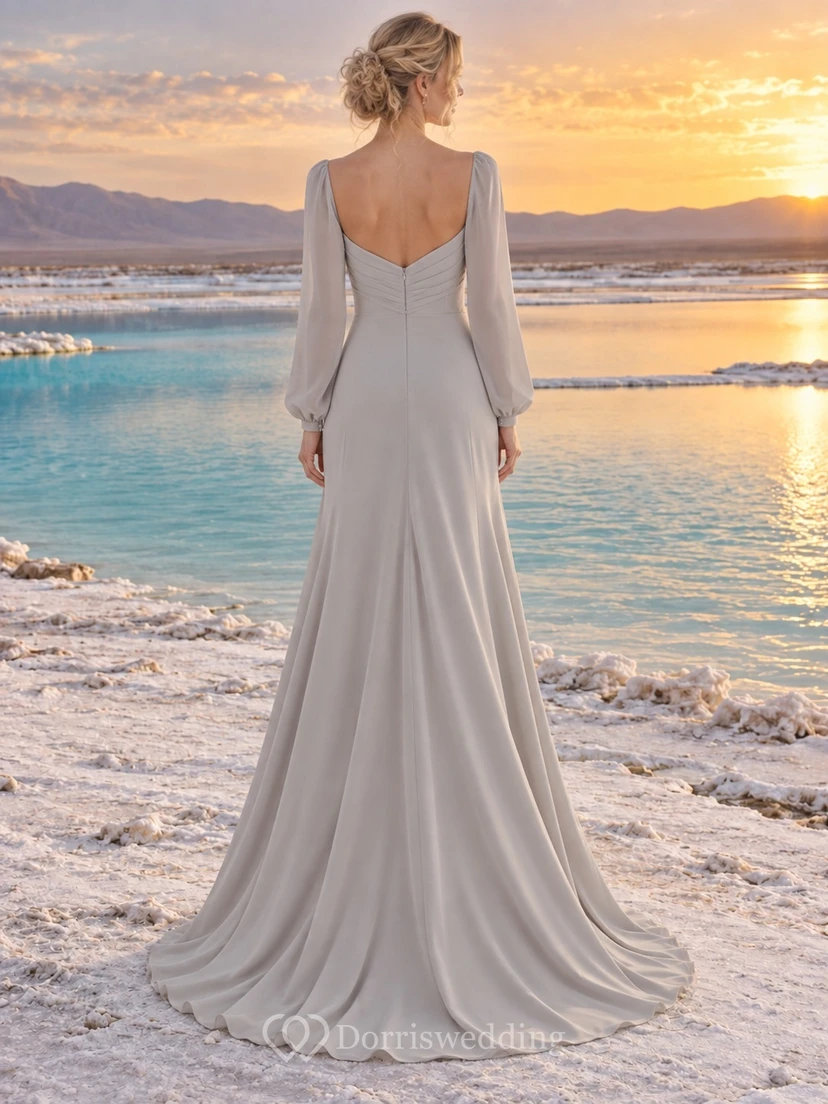 Sencillo vestido de novia plateado de manga larga, corte recto, con escote corazón y corpiño fruncido cruzado. view 2