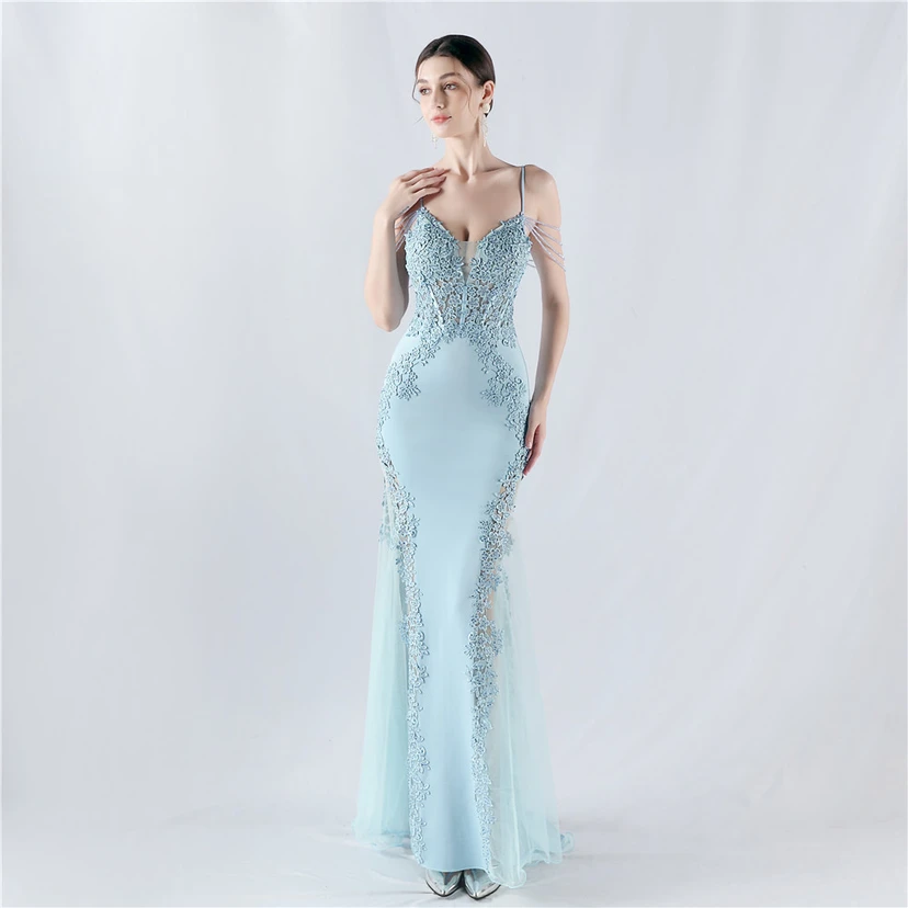 Robe de soirée à col montant en dentelle et perles, ornée d'un gilet à chevrons et d'un haut en dentelle. view 71