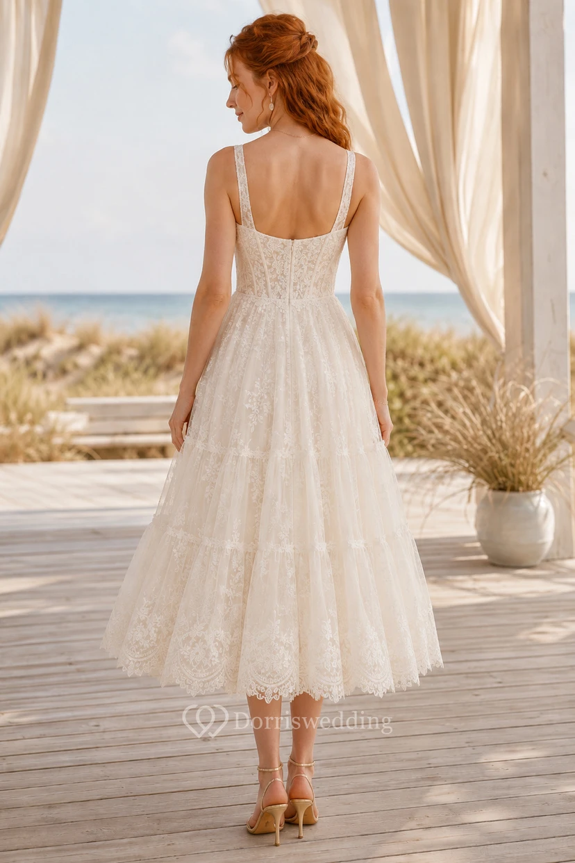 Robe de mariée en tulle mi-longue à encolure carrée, bretelles larges et superposition de dentelle view 2