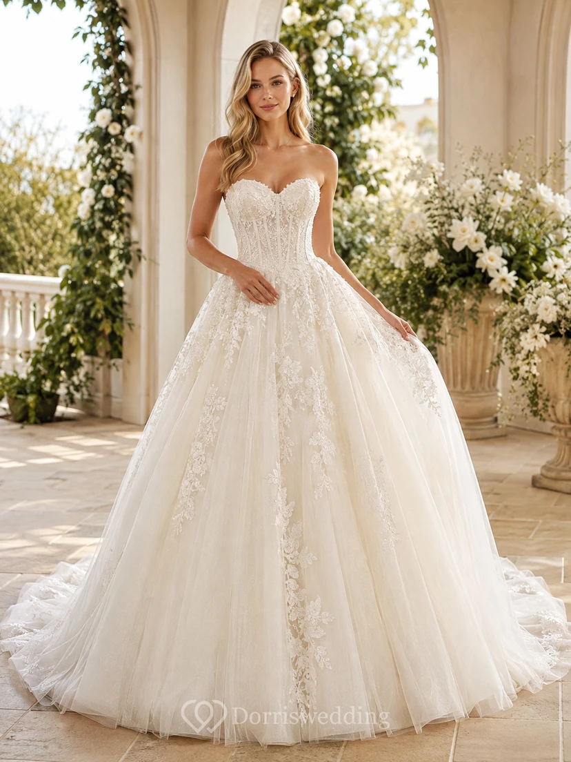 Robe de mariée romantique princesse bustier en tulle orné de dentelle et d'appliqués, avec traîne chapelle.