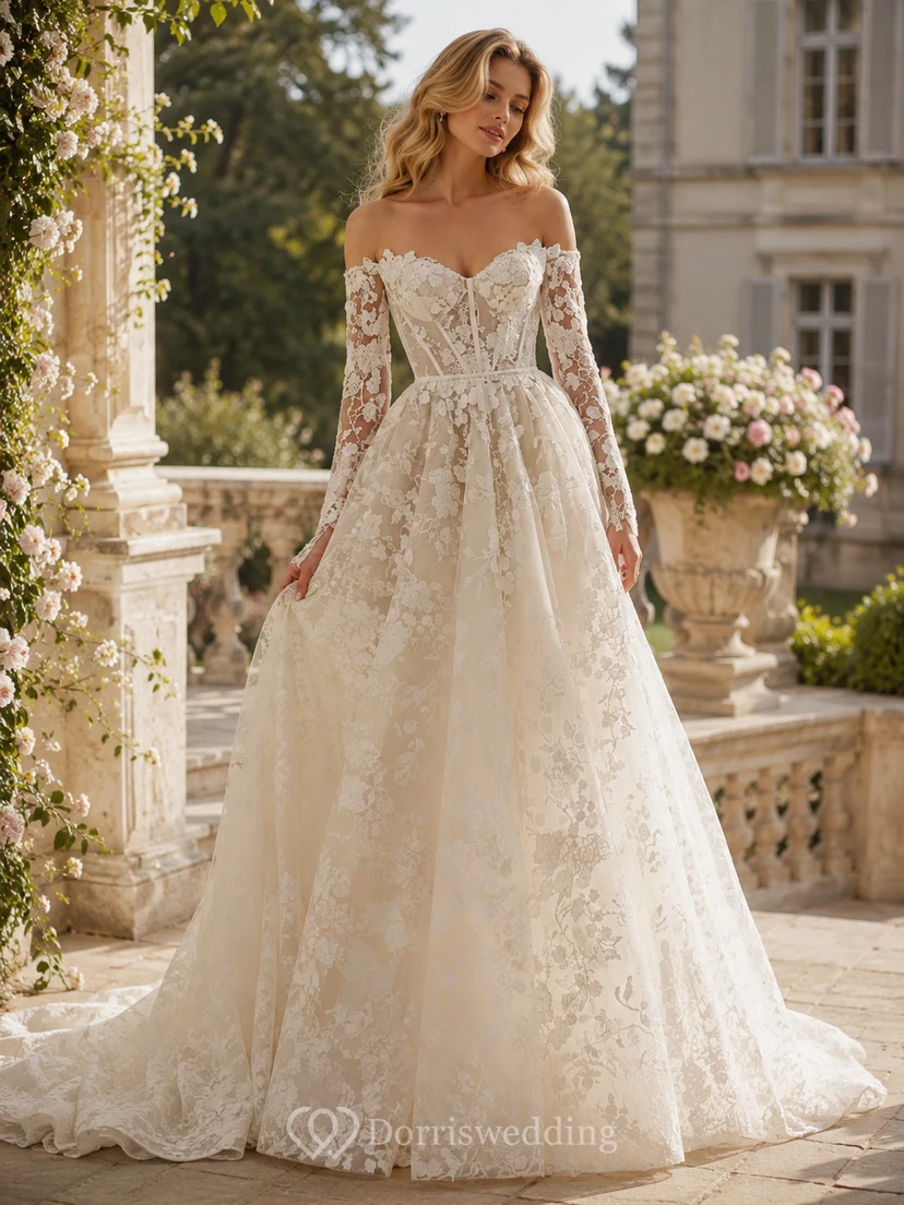 Vestido de novia de encaje color champán con escote Bardot, corte en A y mangas largas.