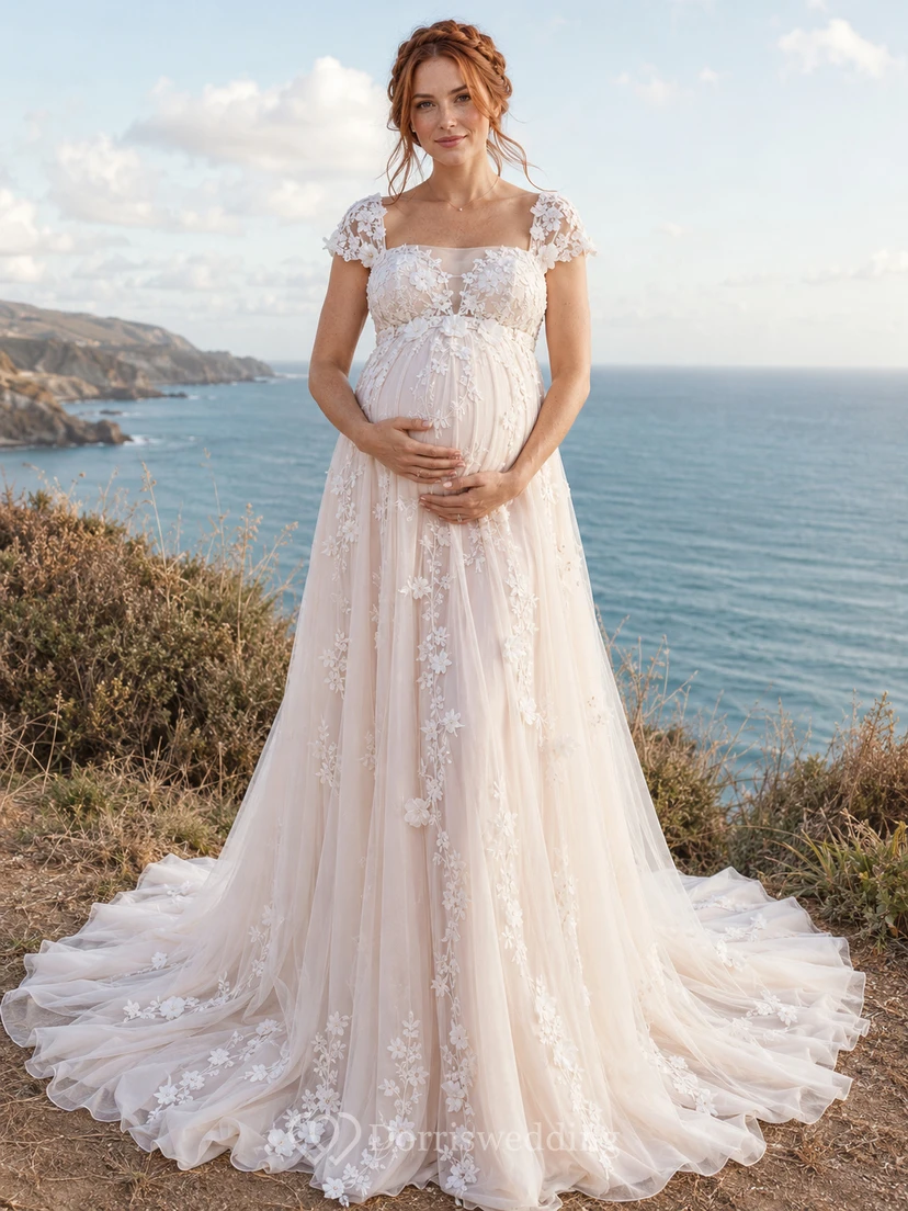 Umstandsbrautkleid mit eckigem Ausschnitt, kurzen Ärmeln, floraler Spitze und formeller Schleppe