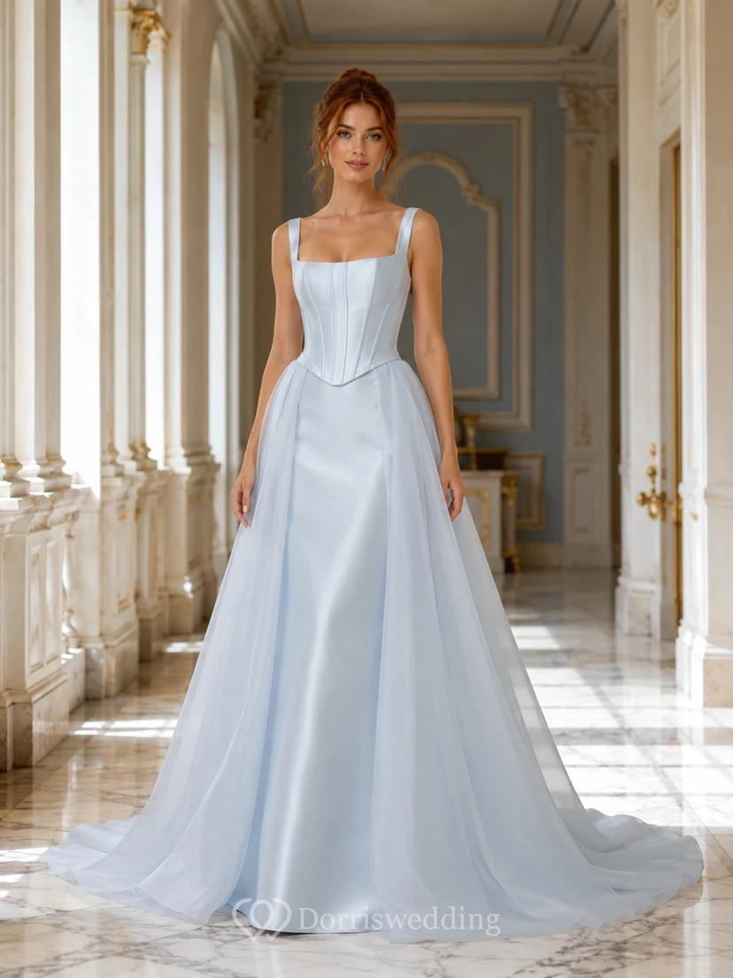 Robe de mariée bleu ciel en satin, col carré et corset, coupe trapèze