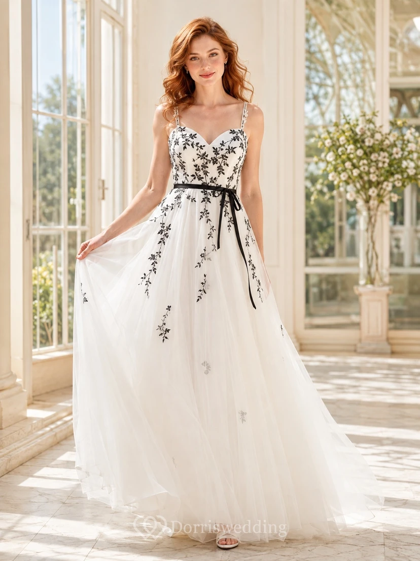 Schwarzes, bodenlanges Brautkleid aus Tüll mit floralen Applikationen, herzförmigem Ausschnitt, Spaghettiträgern und A-Linien-Schnitt