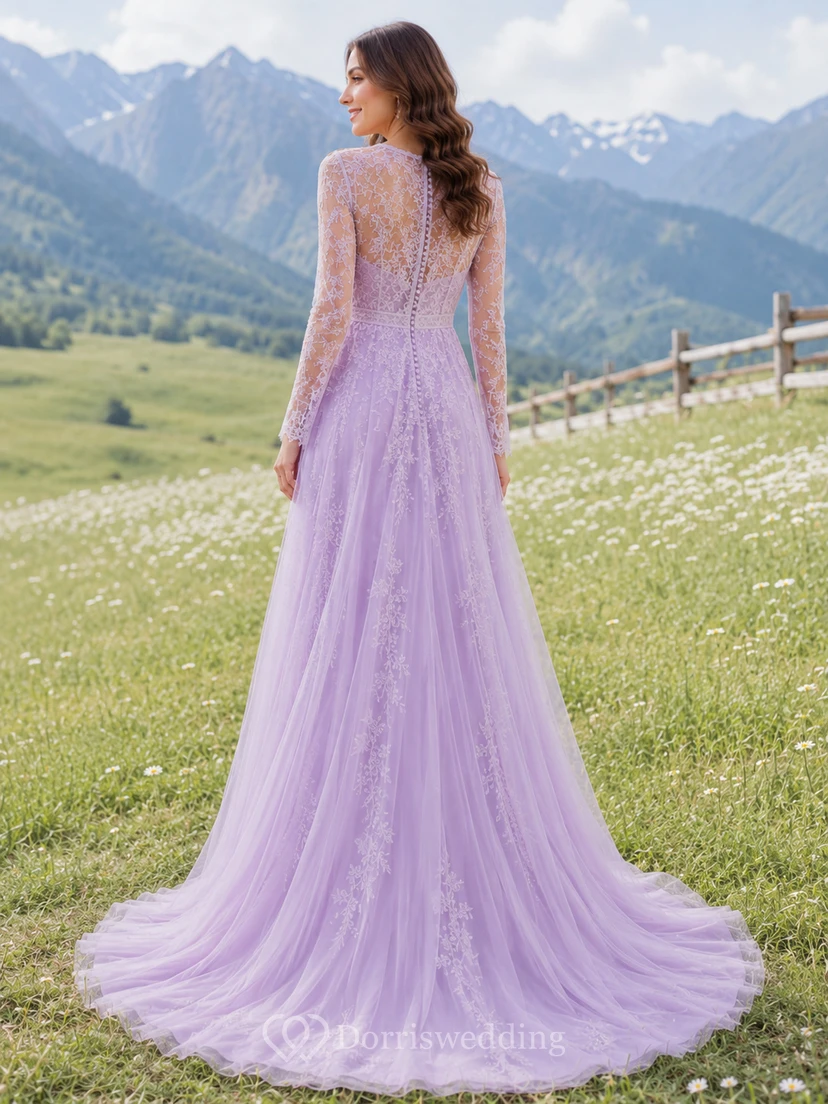 Robe de mariée lavande en dentelle, col montant, manches longues, coupe trapèze view 2