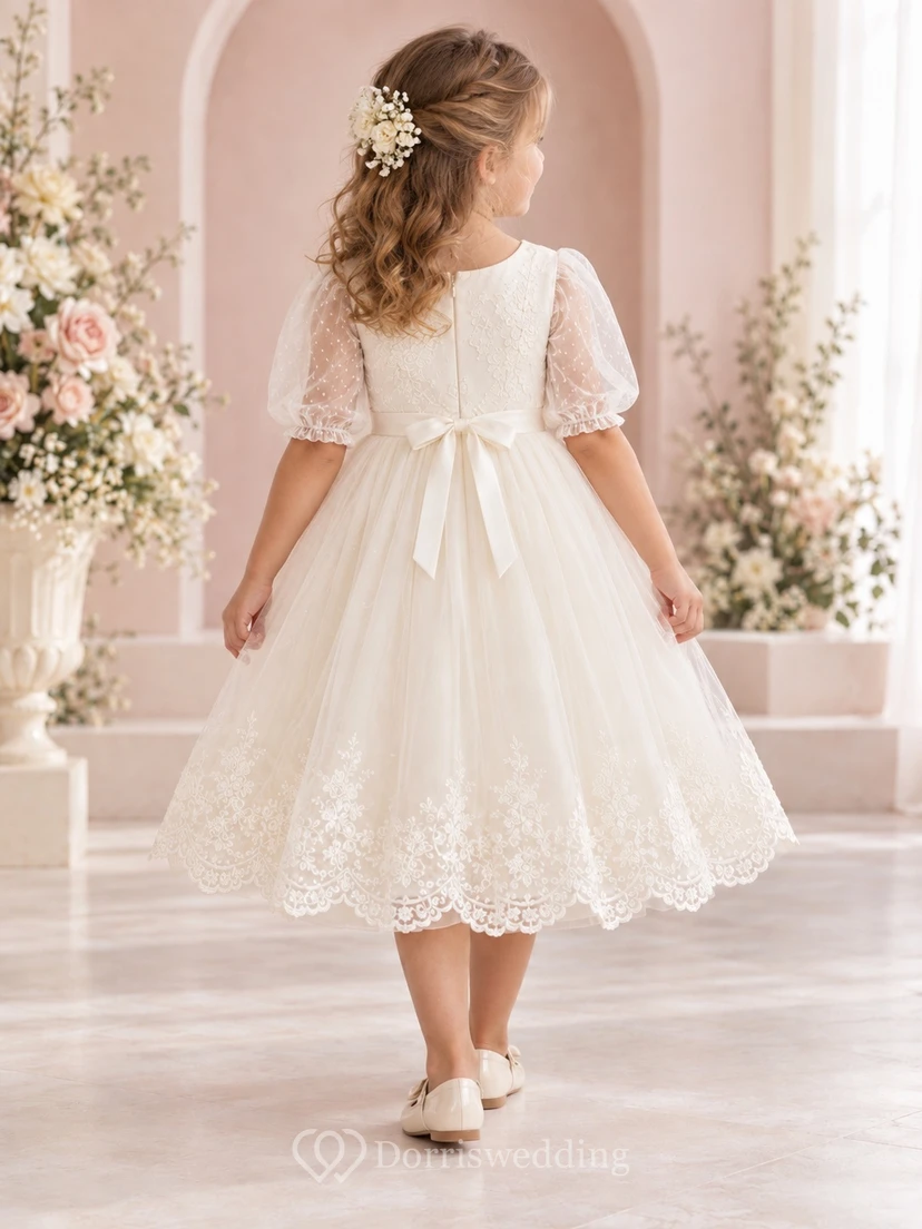 Robe de demoiselle d'honneur ivoire à fleurs, coupe trapèze, en tulle et dentelle, manches illusion, dos nu et imprimé floral, longueur thé view 2