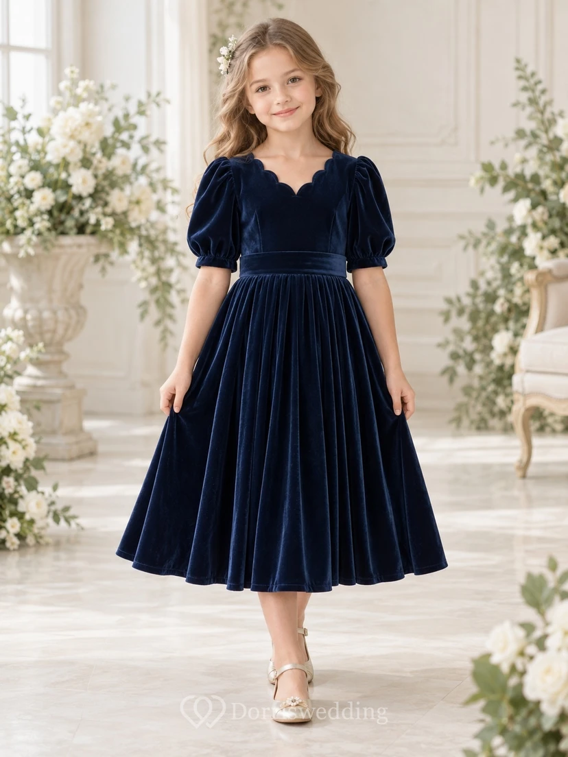 Teelanges, marineblaues Samtkleid mit Muschelkanten, Puffärmeln und Falten für Blumenmädchen