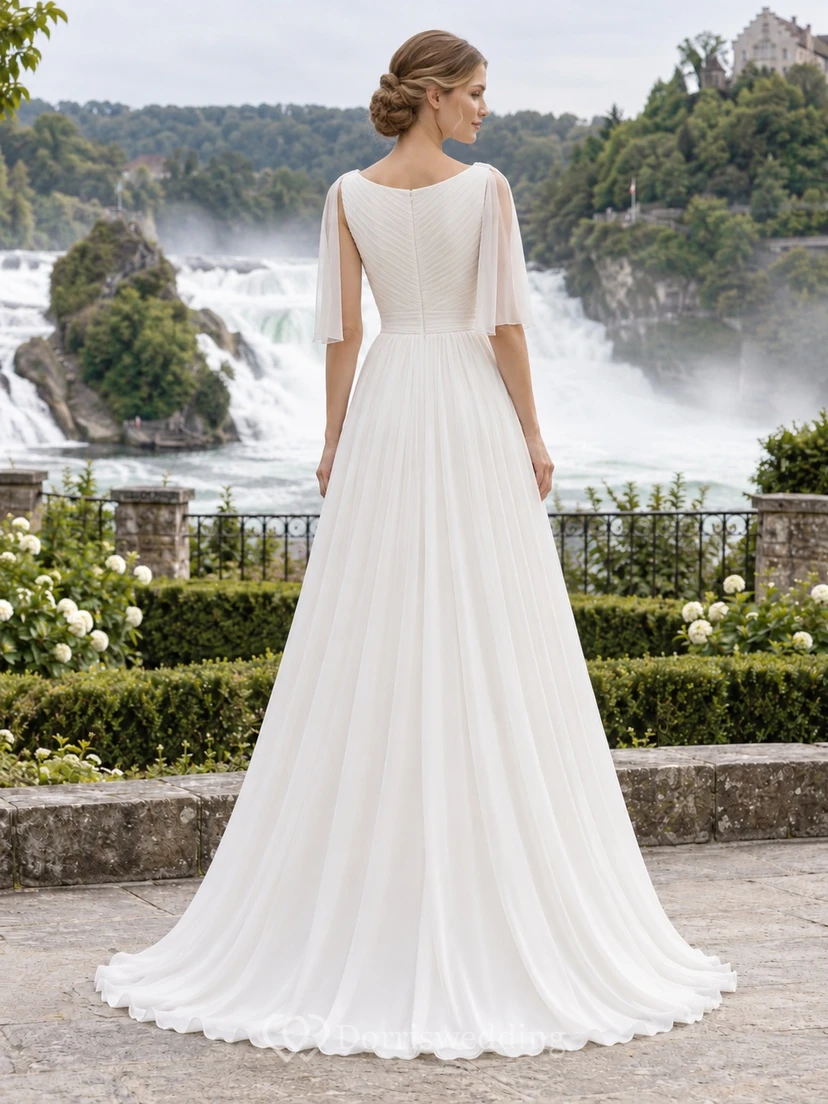 Vestido de novia romántico de corte A en gasa satinada con escote barco, sin mangas y cola fruncida view 2