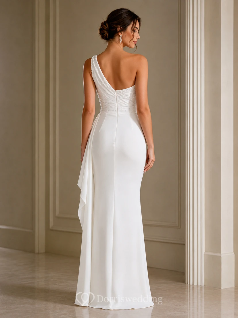 Robe de mariée fourreau blanche asymétrique view 2
