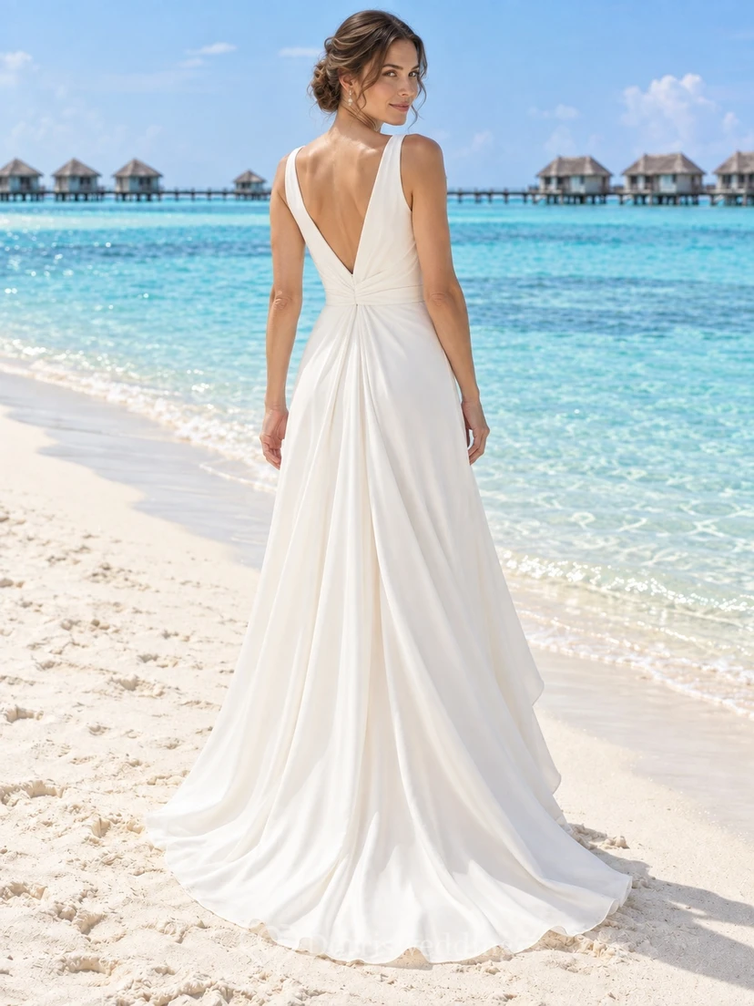 Schlichtes, ärmelloses A-Linien-Brautkleid mit V-Ausschnitt, Schlitz und Schleppe – perfekt für eine Strandhochzeit. view 2