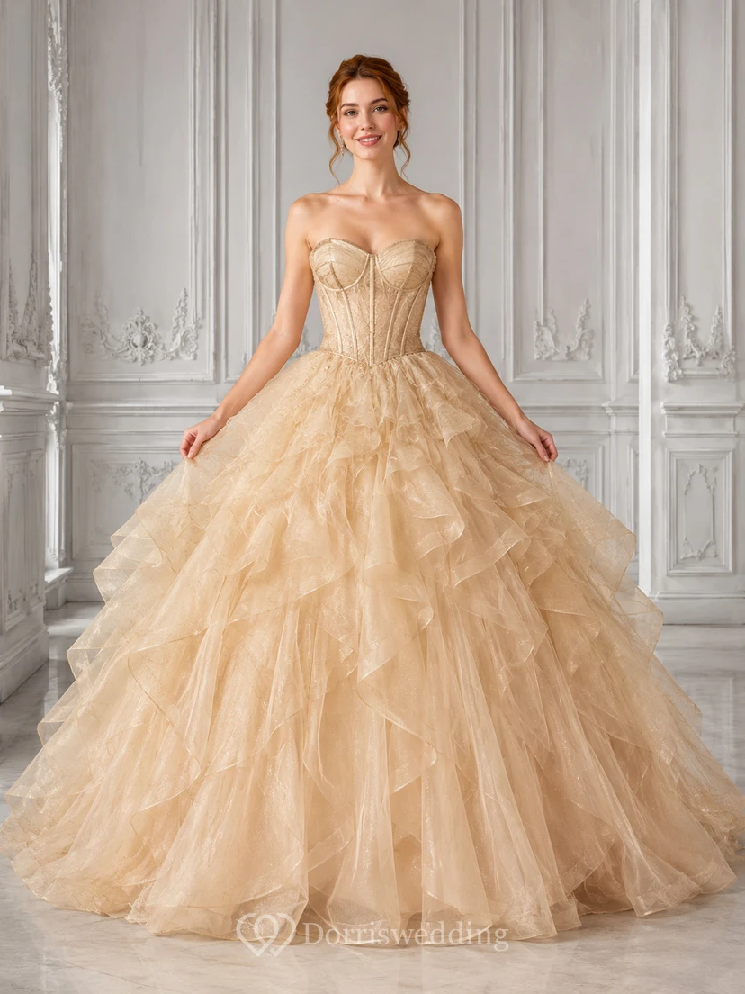 Vestido de quinceañera de lujo Golden Tempest Gold Ball Gown, largo hasta el suelo, sin tirantes y de organza.