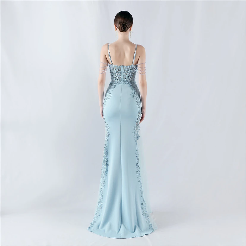 Robe de soirée à col montant en dentelle et perles, ornée d'un gilet à chevrons et d'un haut en dentelle. view 72