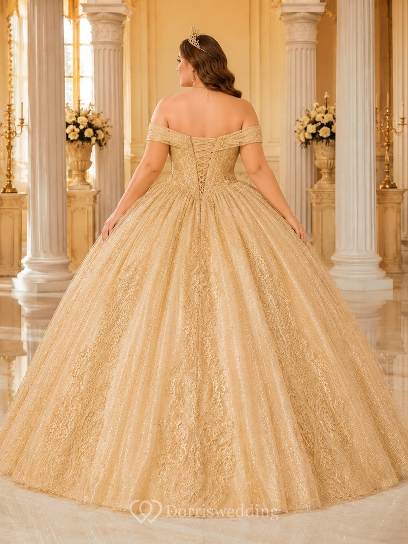 Vestido de quinceañera de talla grande color dorado con hombros descubiertos y detalles de cuentas view 2
