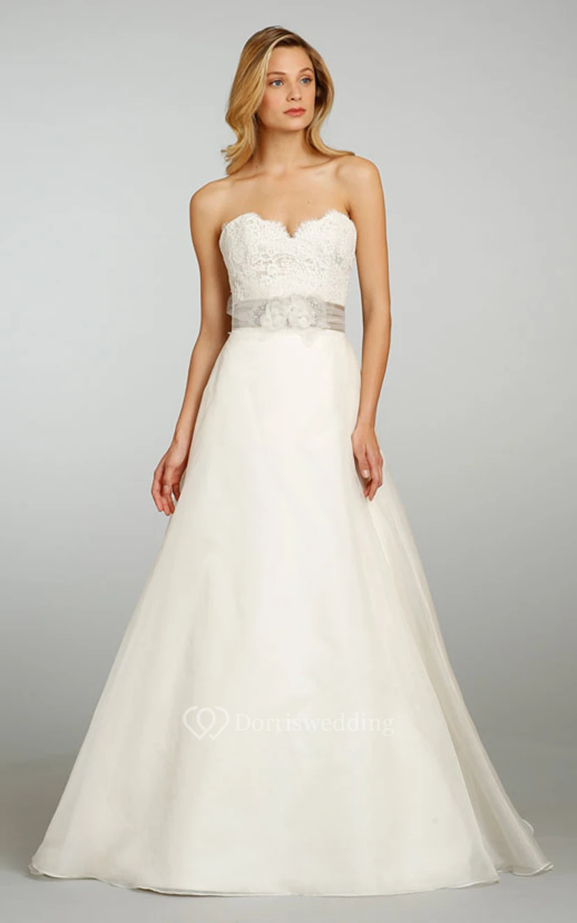 Einzigartiges Organza-Kleid mit herzförmigem Ausschnitt, Spitzenoberteil und floralem Satinband