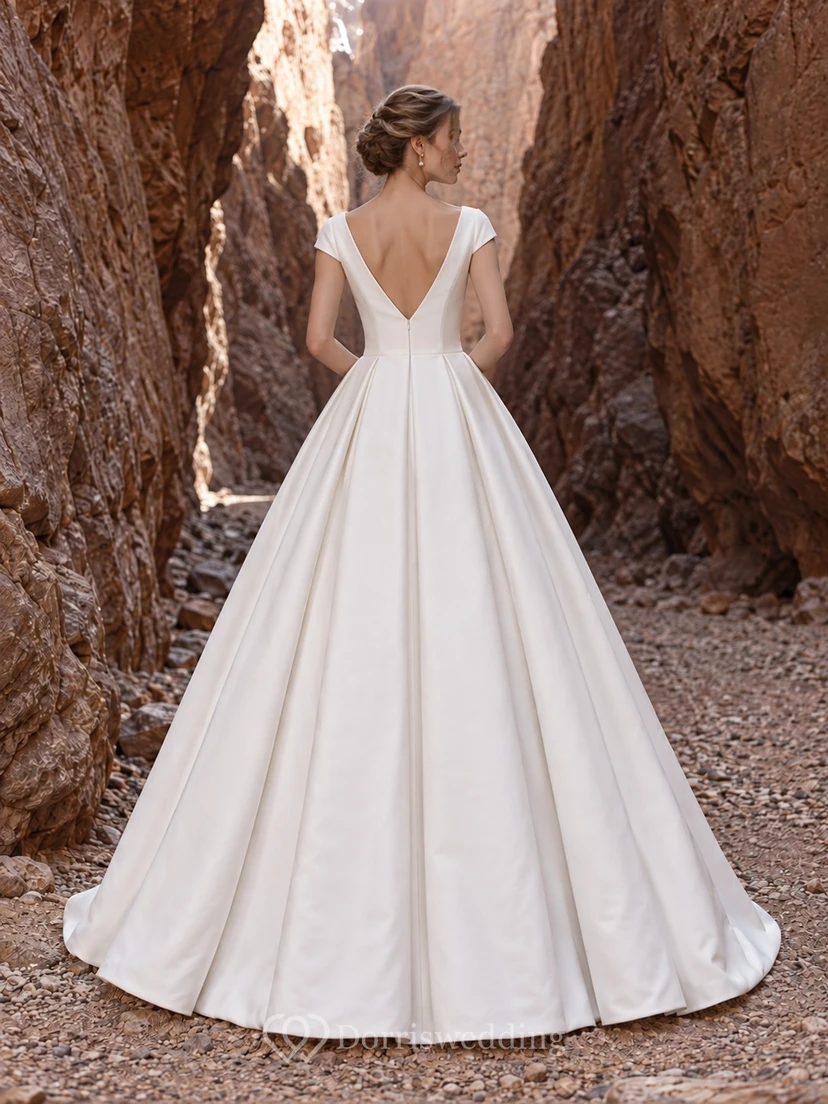 Vestido de novia sencillo de satén con escote barco, mangas cortas y corte en A con espalda descubierta. view 2