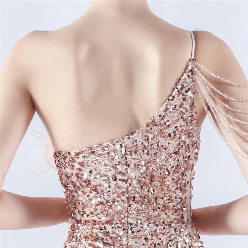 Robe de soirée longue à une épaule, ornée de plumes d'autruche, de perles et de sequins, avec col asymétrique et fente haute. view 64