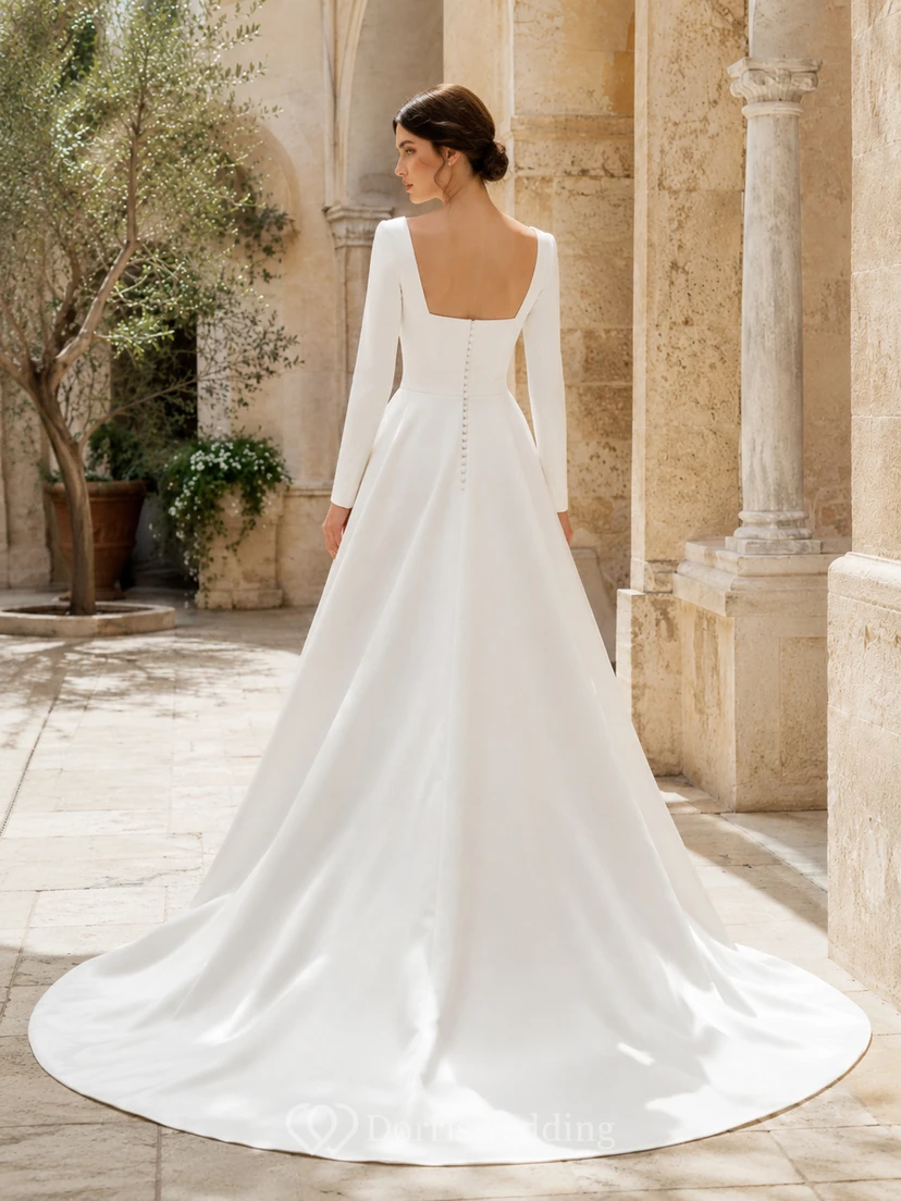 Robe de mariée moderne en satin, coupe trapèze carrée, taille chapelle, boutonnage raffiné au dos. view 2