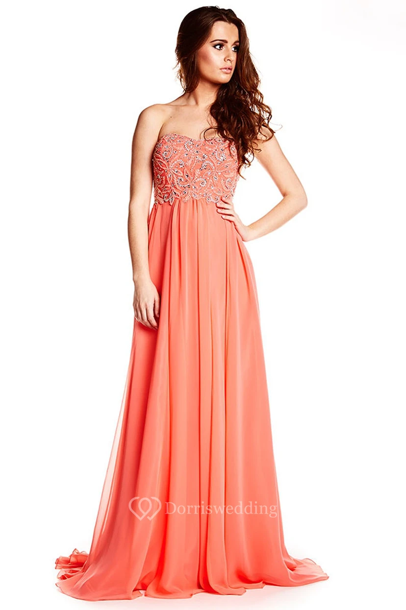 Robe de bal bustier en mousseline perlée avec traîne.