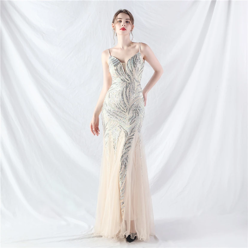 Paillettenbesetztes Abendkleid aus Netzstoff und Trägern view 82