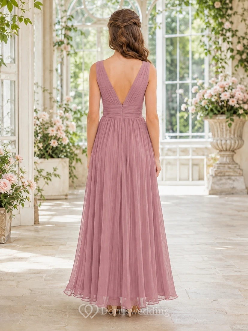 Vestido de dama de honor juvenil color rosa empolvado, corte en A, escote en V, sin mangas, de gasa, romántico. view 2