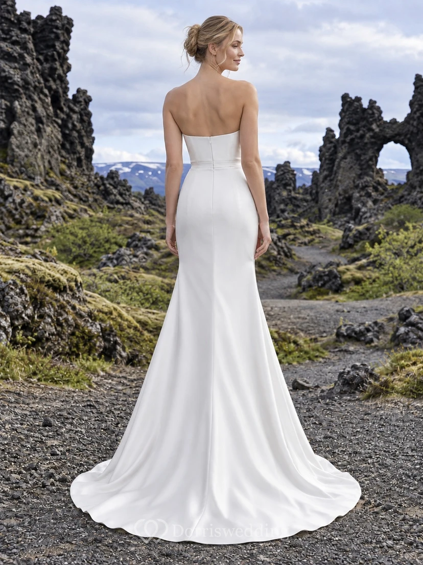 Sencillo vestido de novia palabra de honor de tafetán, corte tubo, escote recto y cola corta. view 2