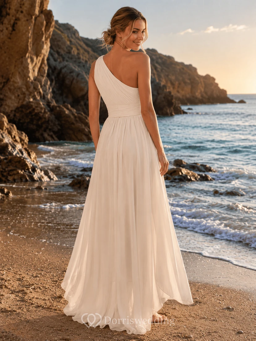 Robe de mariée asymétrique en mousseline drapée à une épaule, coupe trapèze, idéale pour renouveler ses vœux à la plage view 2