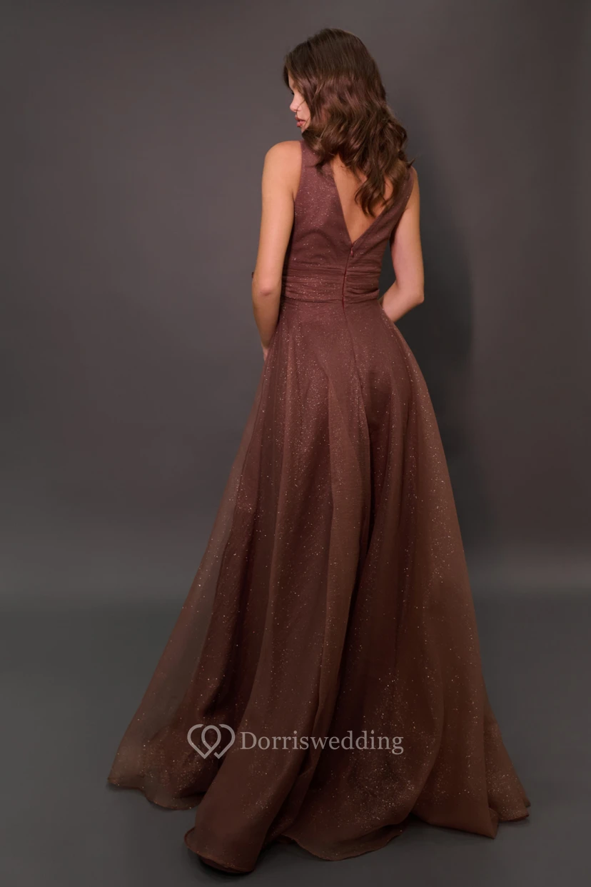 Vestido marrón sin mangas con escote en V y corte imperio fruncido view 2