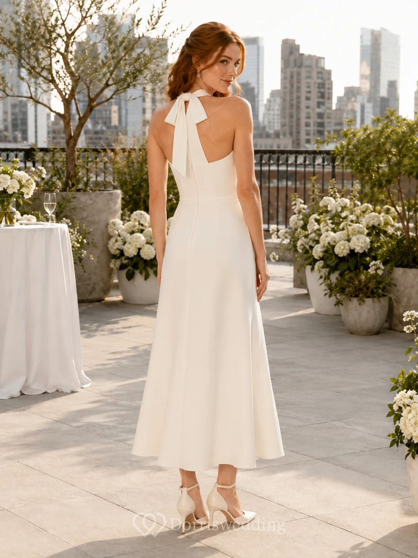 Robe de mariée midi fourreau dos nu à nœud papillon pour une soirée sur un toit view 2