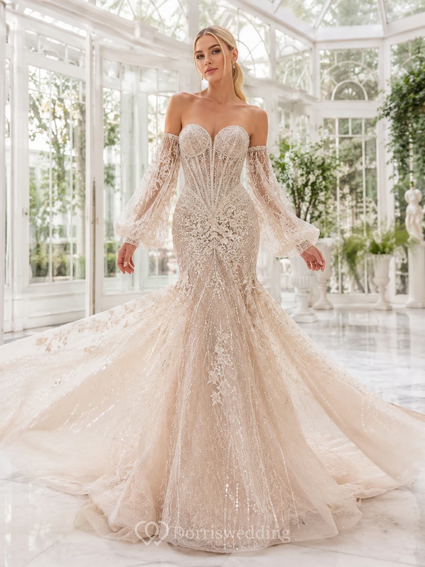 Robe de mariée sirène à encolure cœur, manches longues transparentes, dentelle superposée et traîne chapelle, ornée d'appliques, idéale pour une salle de bal.