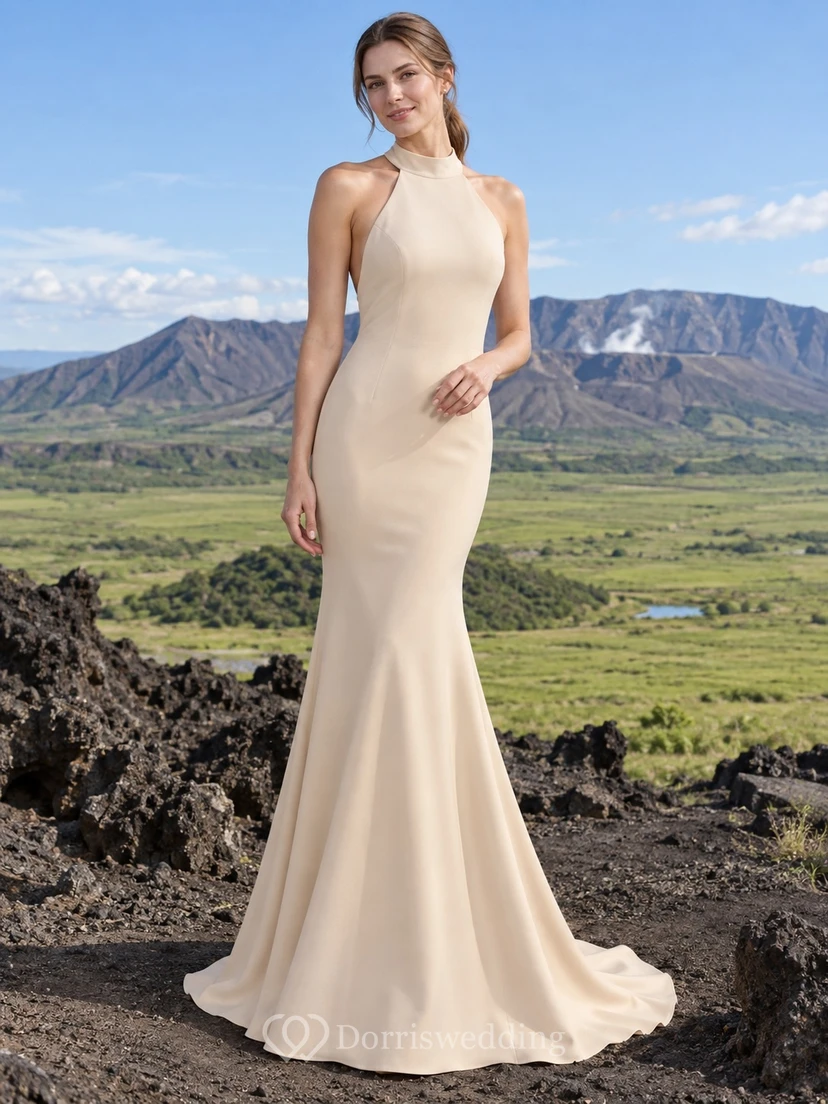 Schlichtes champagnerfarbenes Meerjungfrauen-Brautkleid mit Neckholder, hohem Kragen und Schleppe