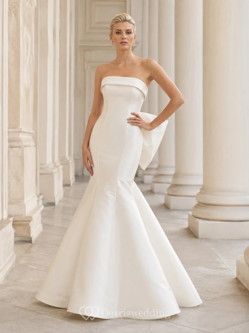 Trägerloses, minimalistisches Brautkleid aus Satin im Meerjungfrauenstil mit skulpturaler Schleife am Rücken und Schleppe