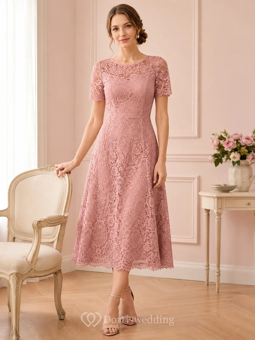 Robe cocktail mi-longue en dentelle florale rose poudré à manches courtes