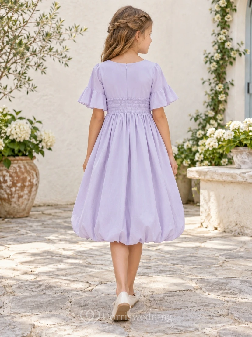 Teelanges lavendelfarbenes Blumenmädchenkleid mit U-Boot-Ausschnitt, flatternden Ärmeln und Smok-Einsätzen aus Bubble-Baumwolle view 2