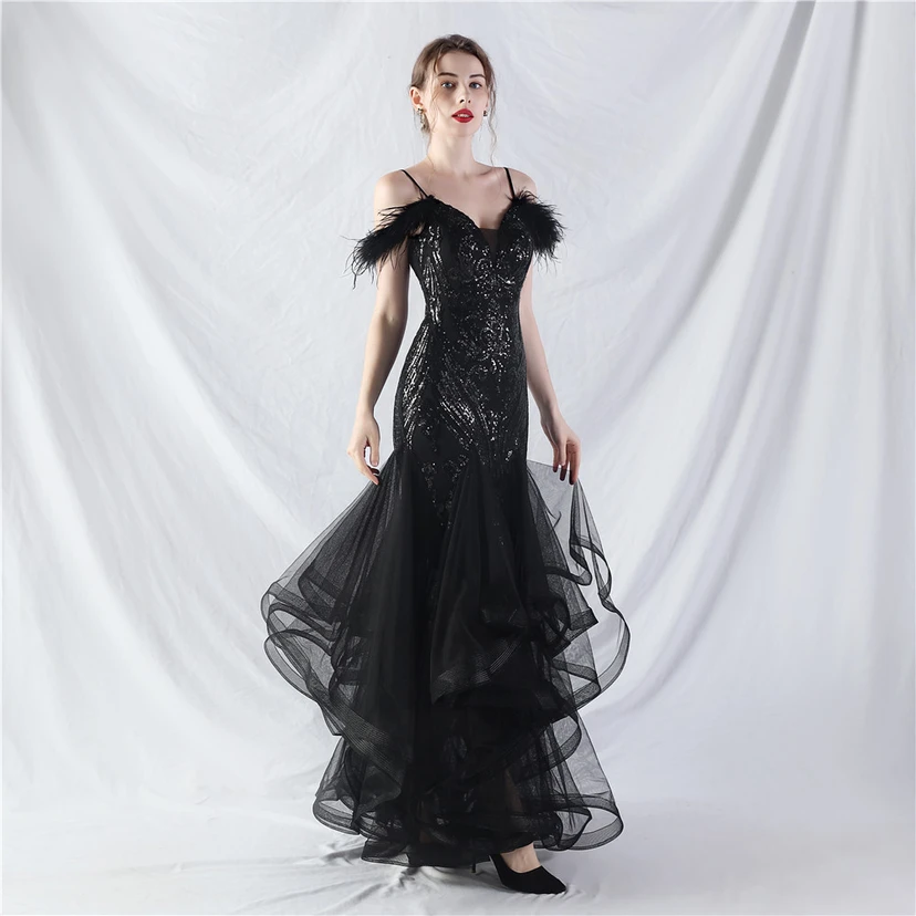 Robe de danse artisanale en filet rigide orné de plumes d'autruche, de perles et de fleurs, confectionnée en maille. view 73