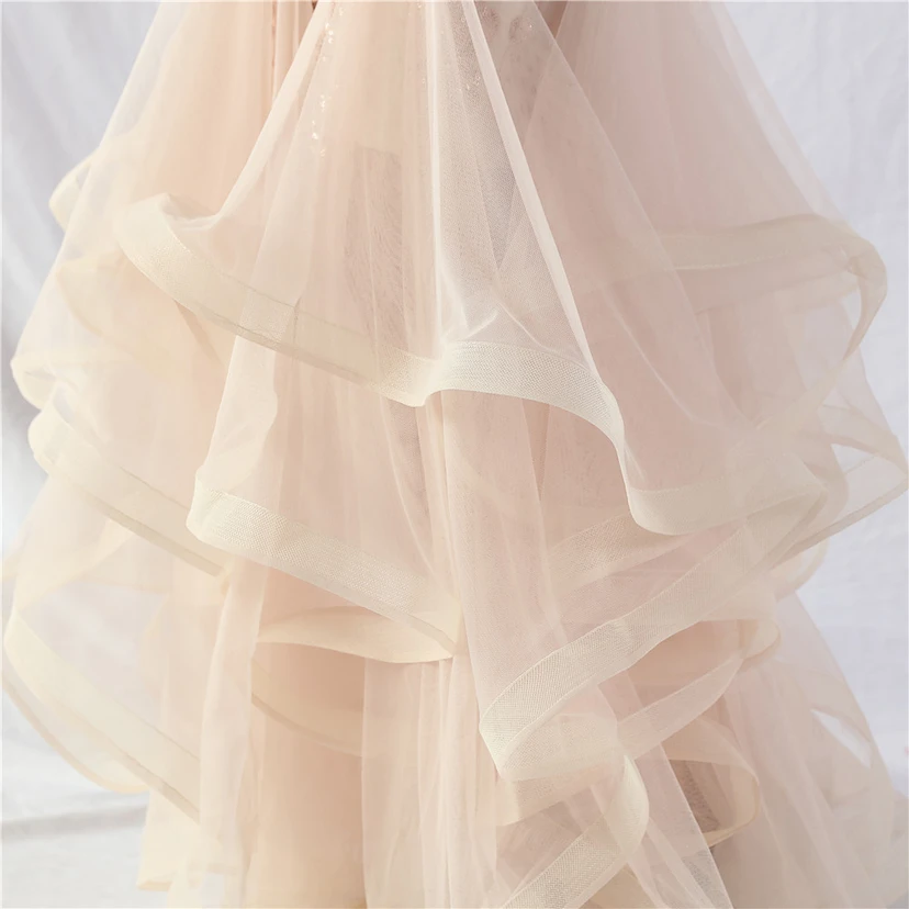 Robe de danse artisanale en filet rigide orné de plumes d'autruche, de perles et de fleurs, confectionnée en maille. view 40