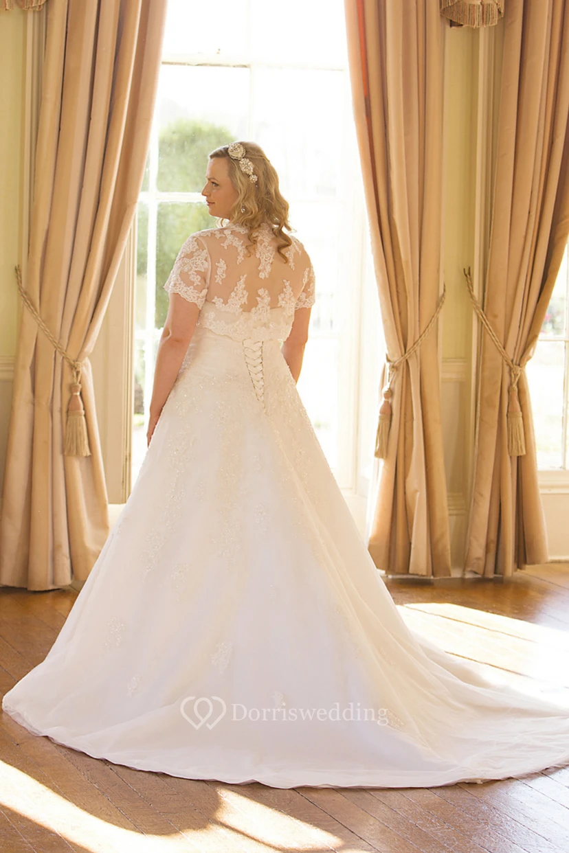 Vestidos de novia de talla grande con escote corazón, manga corta y encaje, con efecto ilusión. view 2