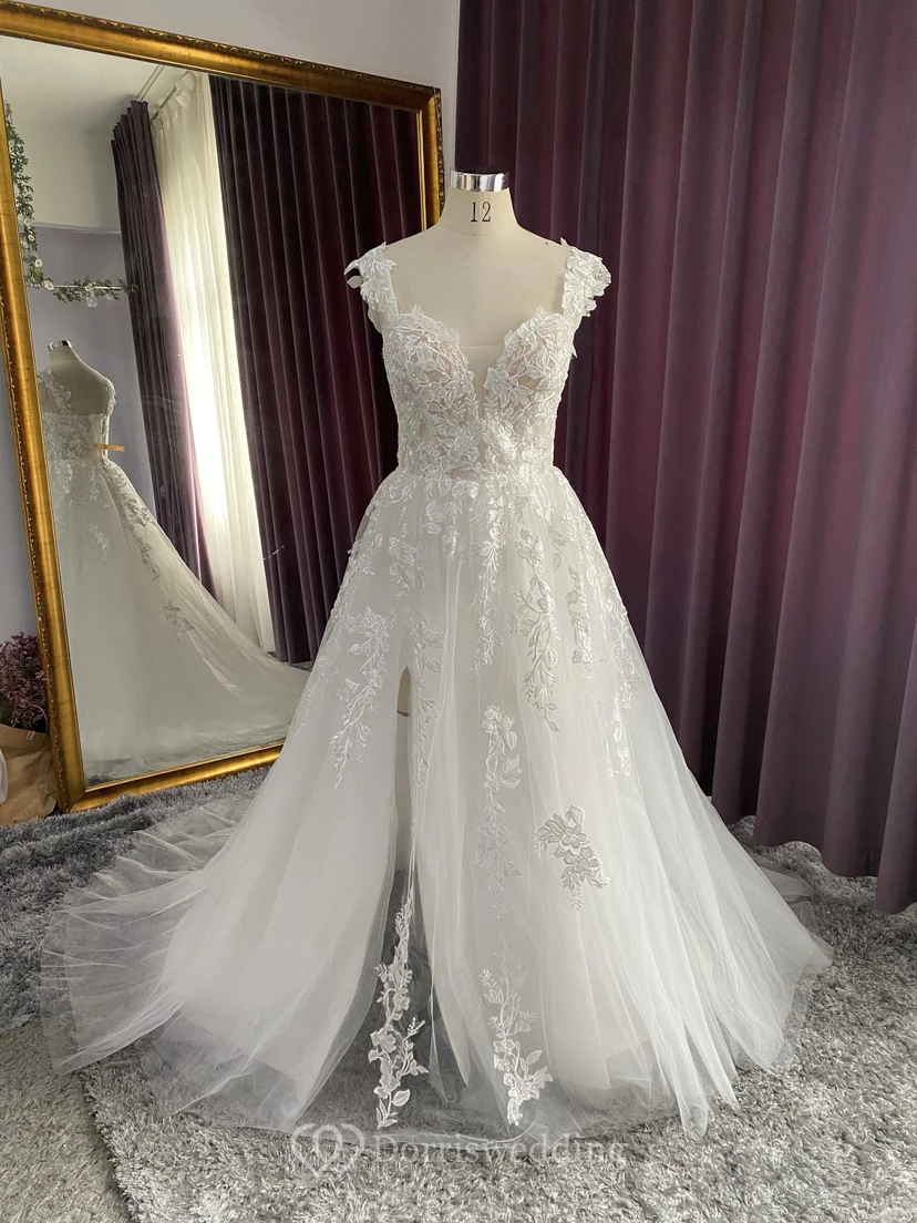 Vestido de novia etéreo de corte imperio con tul, hombros descubiertos y apliques de encaje. view 3