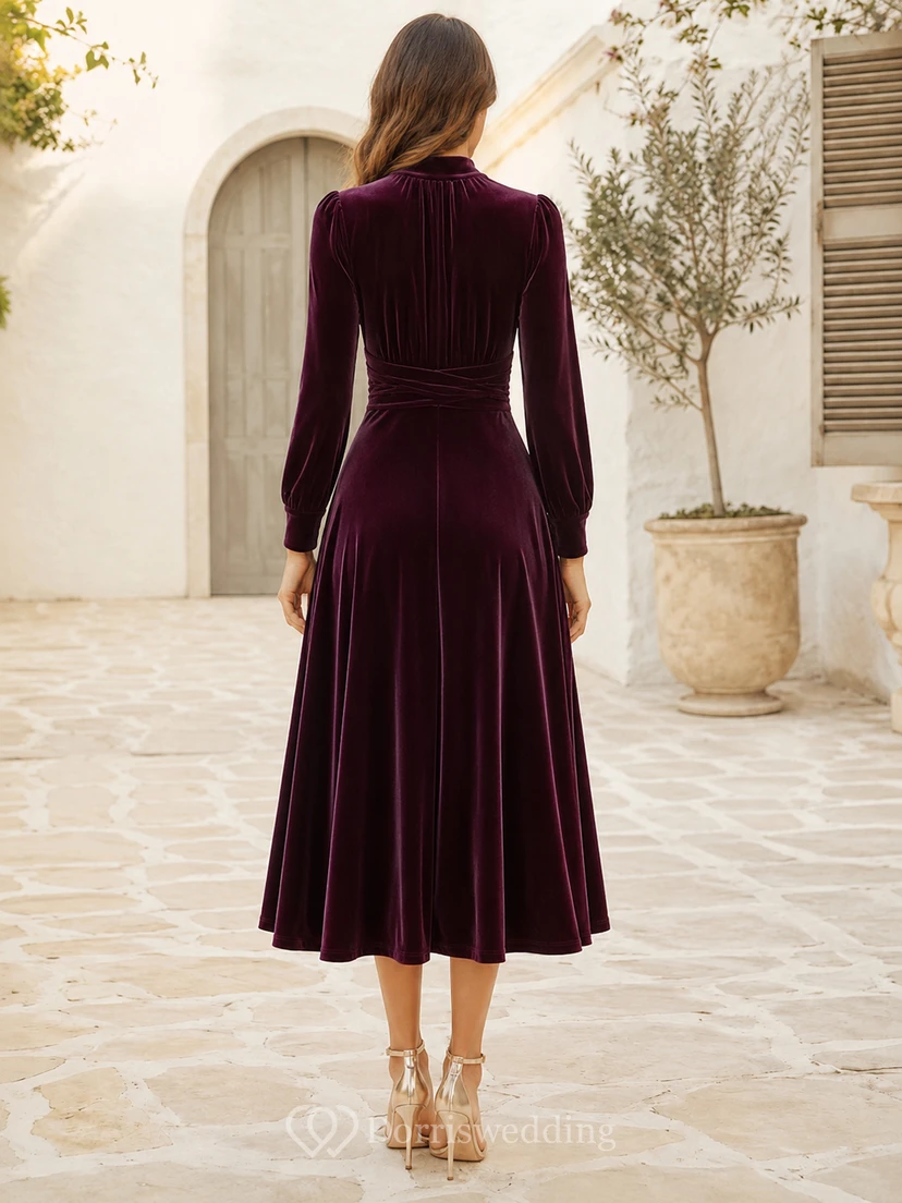 Robe de thé en velours prune à col montant et manches bouffantes, coupe trapèze, idéale pour un thé. view 2