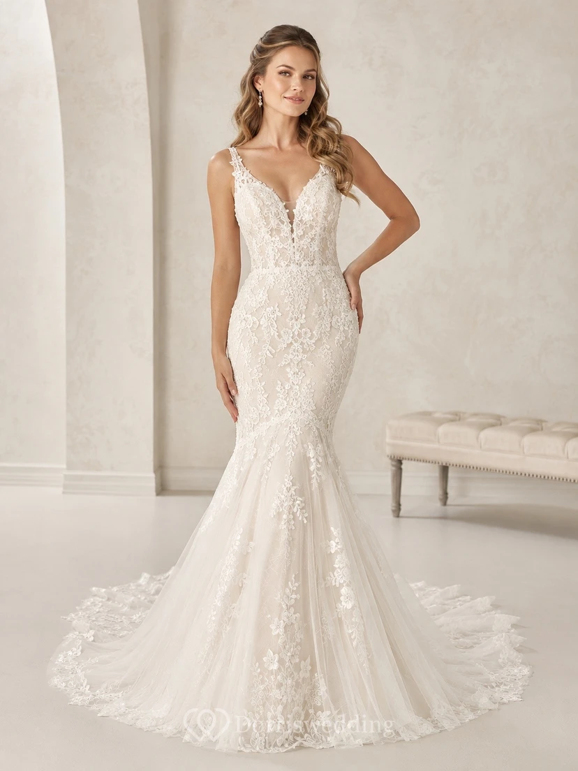 Vestido de novia romántico sin espalda con escote en V, encaje y cola de capilla.
