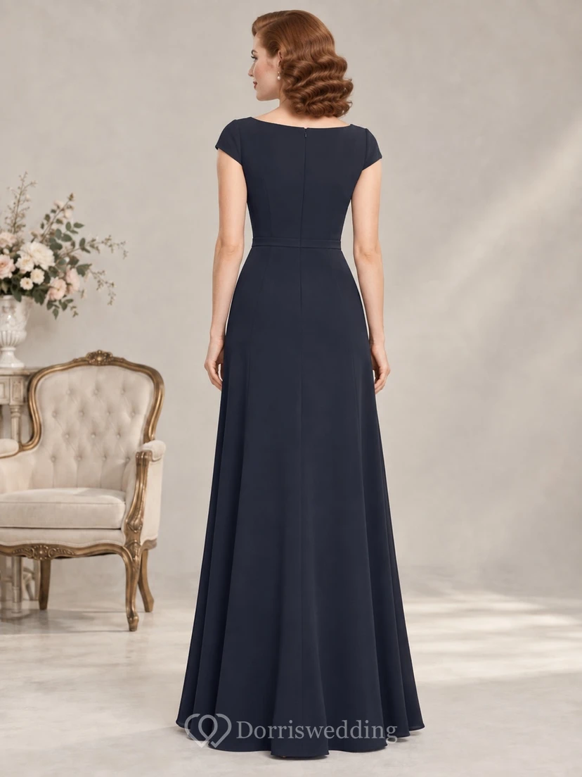 Vestido de invitada largo hasta el suelo de satén azul marino con detalles de joyas y mangas cortas. view 2