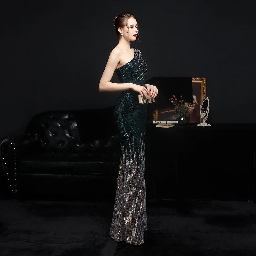 Robe de soirée longue et moulante à sequins colorés, confectionnée avec soin, idéale pour une célébrité ou une fête. Robe de mariée sexy et cintrée, confectionnée avec des paillettes colorées et lourdes. Robe de mariée longue et moulante, parfaite pour une occasion spéciale. view 33