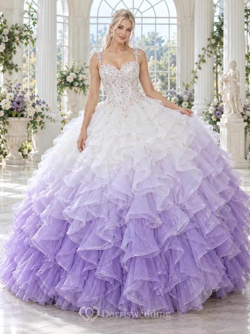 Vestido de novia de gala lila degradado con escote corazón, tirantes finos, corpiño bordado con cuentas y volantes de organza.