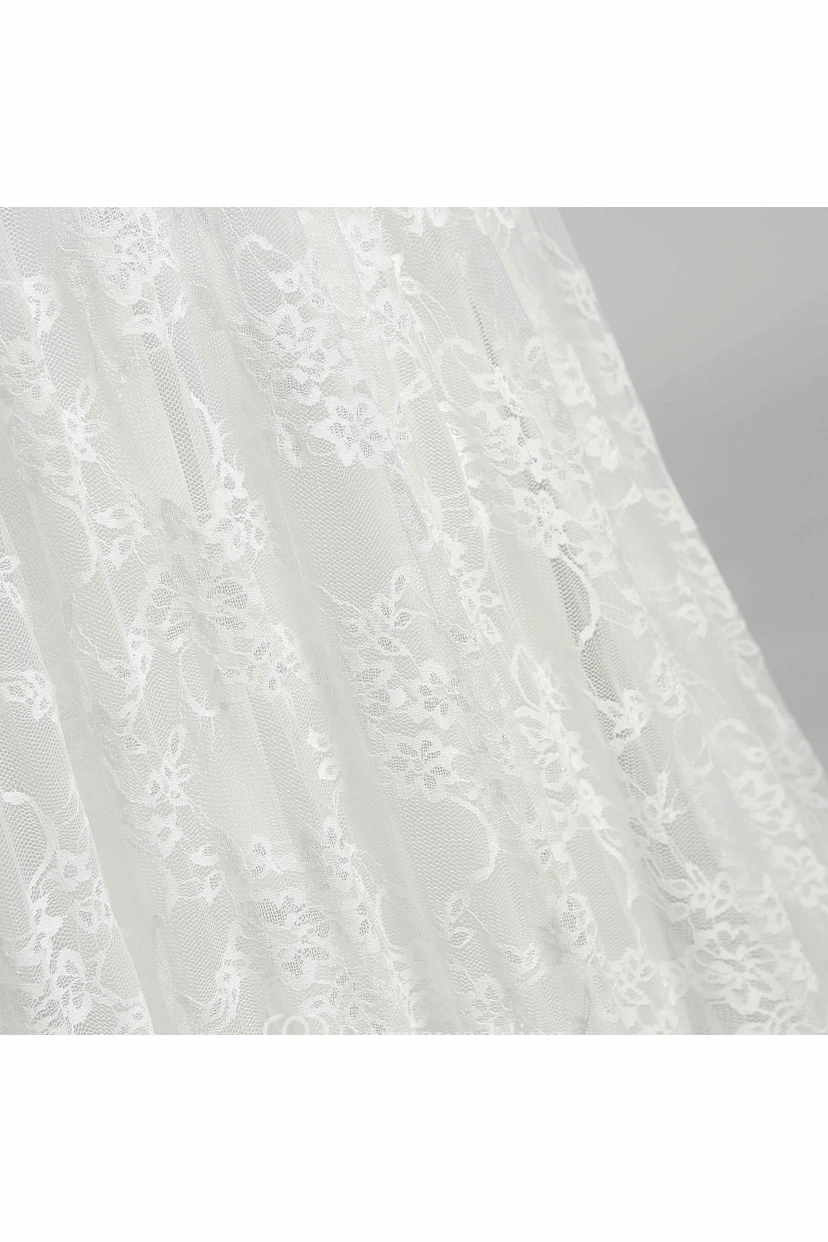 Robe de mariée en satin et dentelle, coupe trapèze, décolleté en V, manches courtes illusion, traîne courte. view 5