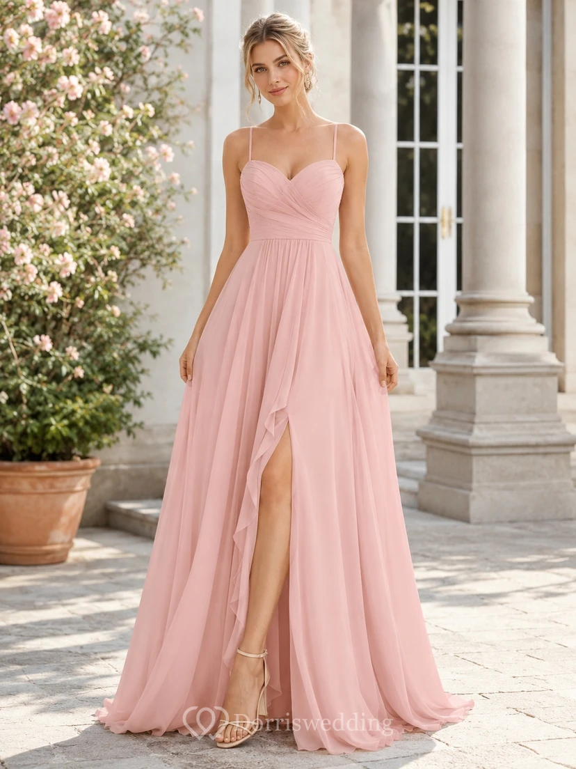Rosafarbenes, bodenlanges Chiffonkleid mit Spaghettiträgern, herzförmigem Ausschnitt und Falten, A-Linie und Schlitz