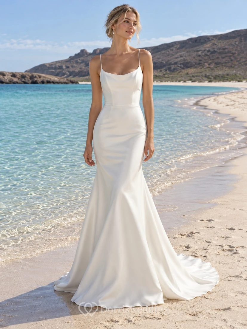 Sencillo vestido de novia de satén estilo sirena con escote redondo, tirantes finos y espalda cruzada.