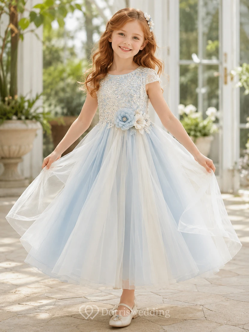 Vestido de niña de flores azul en capas de tul con encaje floral en la cintura, corte en A, mangas cortas, cuello redondo y falda hasta la rodilla.