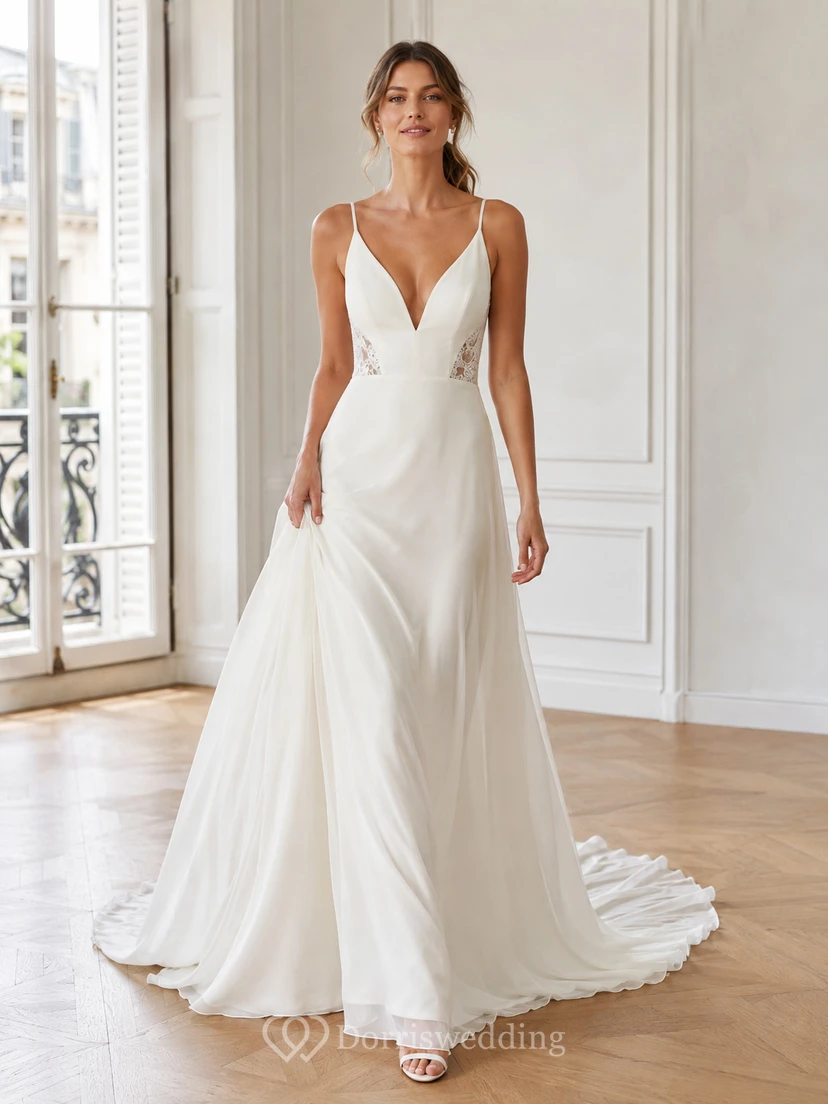 Robe de mariée en mousseline plissée, décolleté plongeant, sans manches, coupe trapèze, traîne chapelle, sans manches, en mousseline plissée.
