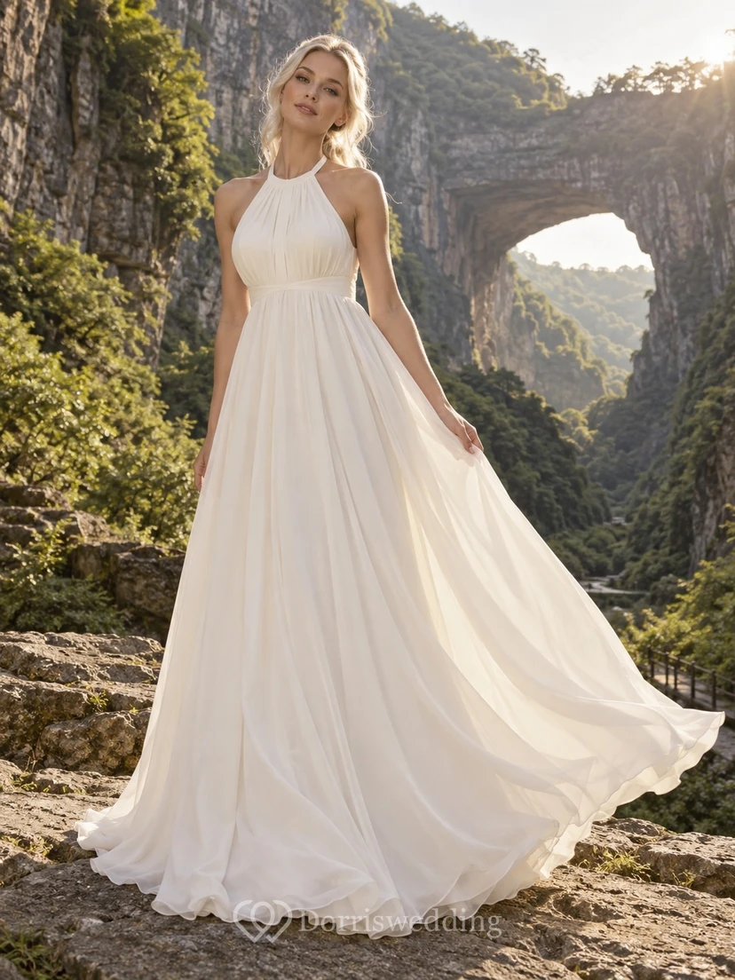 Vestido de novia sencillo de gasa con escote halter y cuello alto, fruncido y corte en A